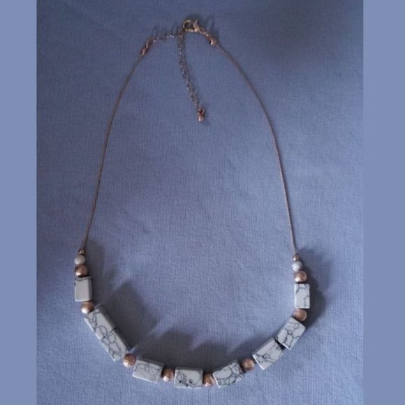 White howlite gemstone necklace with gold accent beads, handmade, artisan work - Picture 2 of 5
